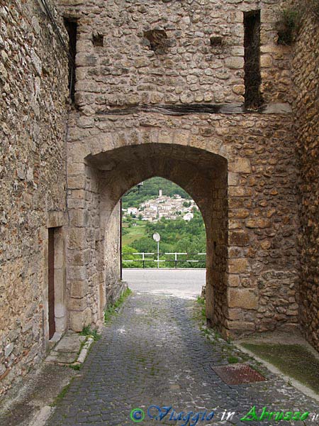 24-P5305434+.jpg - 24-P5305434+.jpg - Le possenti mura del borgo medievale fortificato di S. Maria del Ponte (XIV sec.), frazione di Tione degli A.